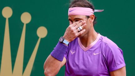 Rafael Nadal désabusé à Monte Carlo face à Rublev, le 16 avril 2021. (VALERY HACHE / AFP)