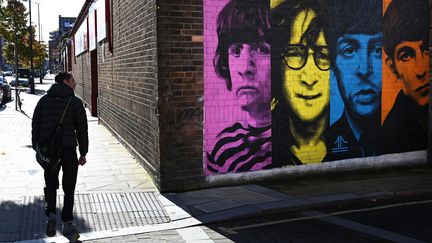 Un mur dédié aux Beatles dans une rue de Liverpool (Angleterre), en octobre 2020. (PAUL ELLIS / AFP)