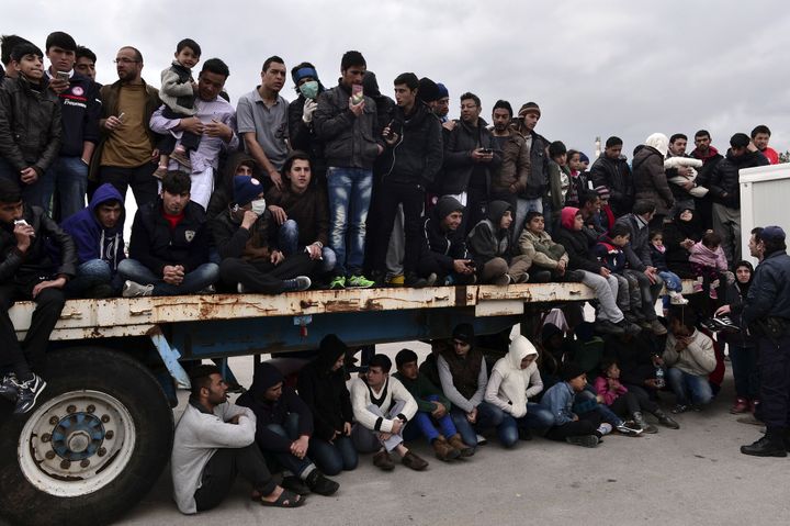 Réfugiés et migrants attendent Angelina Jolie en Grèce, mars 2016
 (LOUISA GOULIAMAKI / AFP)