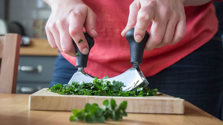 Aur&eacute;lie, blogueuse culinaire, pr&eacute;pare un r&eacute;pas vegan dans sa cuisine, le 19 mars 2014. (MATHIEU DEHLINGER / FRANCETV INFO)