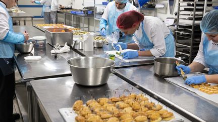 Le laboratoire d'un traiteur dans les Hauts-de-Seine.&nbsp; (ALEXIS SCIARD / MAXPPP)