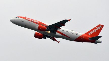 Un Airbus A320-214 de la compagnie aérienne britannique Easyjet après son décollage du centre de livraison d'Airbus, à Colomiers, près de Toulouse, le 15 novembre 2019. (PASCAL PAVANI / AFP)