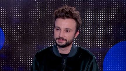 « Les nommés sont » : Tom Villa décerne ses trophées avec humour dans son nouveau spectacle