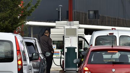 File d'attente dans une station essence Auchan à Lyon en 2017 (MAXPPP)