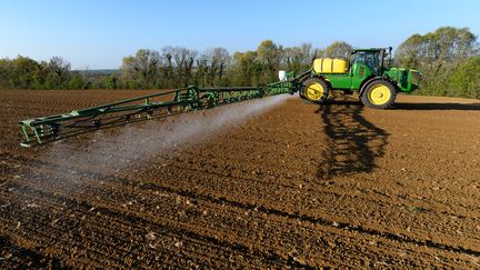 Un fermier asperge son champ de Roundup à Piacé, dans la Sarthe, le 23 avril 2021. (JEAN-FRANCOIS MONIER / AFP)