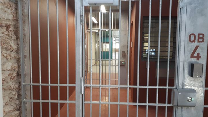 L’entrée d’un des nouveaux quartiers de la prison de la Santé, à Paris, en juin 2018.&nbsp; (MATHILDE LEMAIRE / RADIO FRANCE)