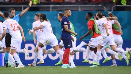 L'attaquant français Kylian Mbappé après la défaite de l'équipe de France contre la Suisse en huitièmes de finale de l'Euro 2021 de football. (FRANCK FIFE / POOL)