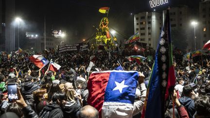 La manifestation du 25 octobre 2020 sur la place d'Italie à Santiago, la capitale du Chili. (PEDRO UGARTE / AFP)