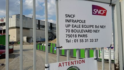 Le nouveau centre de réfugiés sera installé boulevard Ney, près de la Porte de la Chapelle à Paris, sur&nbsp;une ancienne&nbsp;friche de la SNCF. (Gaële Joly / Radio France)