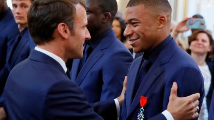 Emmanuel Macron et Kylian Mbappé à l'Elysée, après la Coupe du monde 2018. (FRANCOIS MORI / POOL)