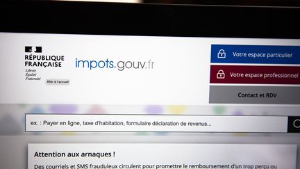 En plus du site des services des impôts, l'application mobile "impots.gouv" permettra de remplir sa déclaration. (THIBAUT DURAND / HANS LUCAS / AFP)