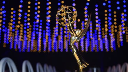 La statuette des Emmy Awards à Los Angeles, le 6 septembre 2018. (ROBYN BECK / AFP)