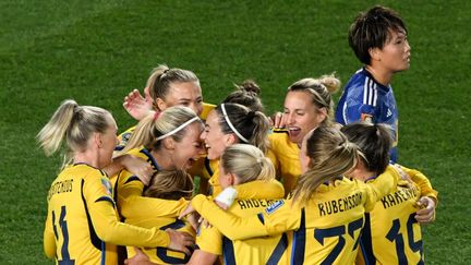 La joie des Suédoises après l'ouverture du score d'Amanda Ilestedt en quart de finale de la Coupe du monde, le 11 août 2023. (SAEED KHAN / AFP)