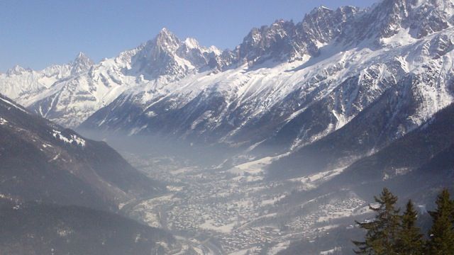 La vall&eacute;e de Chamonix (Haute-Savoie) lors d'un &eacute;pisode de pollution, le 12 mars 2013. (ENVIRONN' MONT BLANC)