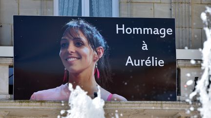 Une affiche rend hommage à Aurélie Châtelain, à Caudry (Nord), le 22 avril 2015. (FRANCOIS LO PRESTI / AFP)