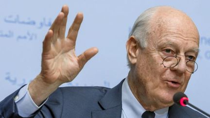 L'émissaire spécial de l'ONU pour la Syrie, Staffan de Mistura, en conférence de presse à Genève le 22 février 2017, annonce qu'il n'attend pas de «percée immédiate» dans les nouveaux pourparlers entre le régime et la rébellion syrienne. (FABRICE COFFRINI/AFP)