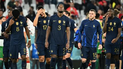 Les joueurs de l'équipe de France après leur défaite face à la Tunisie en Coupe du monde, le 30 novembre 2022, dans l'Education City Stadium au Qatar. (JEWEL SAMAD / AFP)