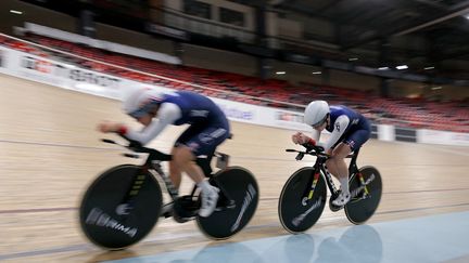 Lara Lallemant et Clara Copponi à l'entraînement sur la piste du vélodrome national de Saint-Quentin-en-Yvelines, le 31 janvier 2024. (THOMAS SAMSON / AFP)