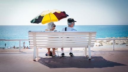 Un couple regarde la mer à Nice (Alpes-Maritimes) en portant des masques sanitaires, le 2 août 2020. (ARIE BOTBOL / HANS LUCAS / AFP)