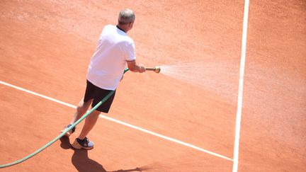 L'arrosage d'un court en terre battue à Roland-Garros, le 27 mai 2023. (Photo d'illustration). (LP/OLIVIER ARANDEL / MAXPPP)