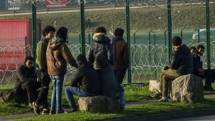 Des migrants à Calais (Pas-de-Calais), le 12 janvier 2018.&nbsp; (PHILIPPE HUGUEN / AFP)