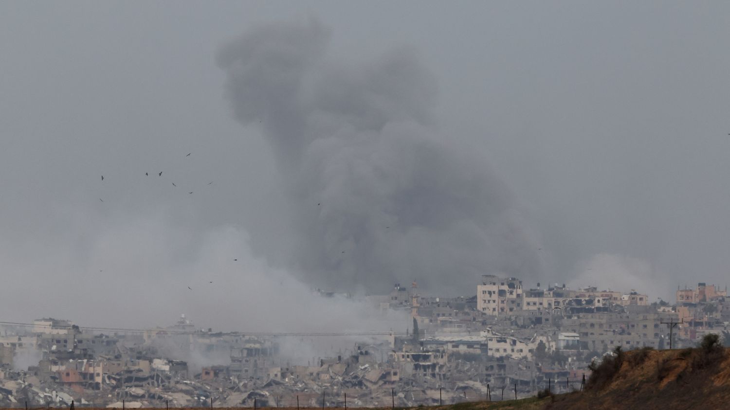 Israel continues its bombings amid diplomatic negotiations for a ceasefire