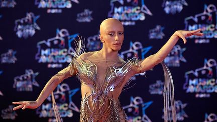 Bilal Hassani pose sur le tapis rouge des NRJ Music Awards, à Cannes (Alpes-Maritimes), le 18 novembre 2022. (VALERY HACHE / AFP)