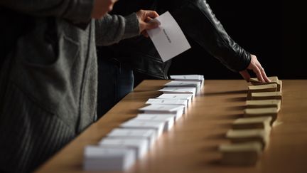 Un bureau de vote à Strasbourg (Bas-Rhin), le 23 avril 2017. (Photo d'illustration) (FREDERICK FLORIN / AFP)