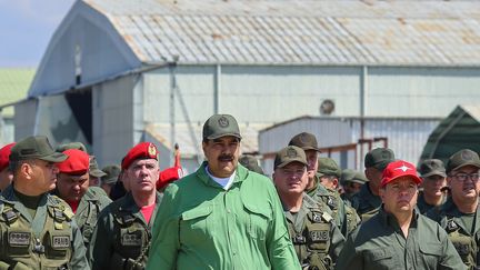 Le président du Venezuela, Nicolas Maduro, avec des hauts-gradés de son armée, le 29 janvier 2019 à Maracay (Venezuela). (VENEZUELAN PRESIDENCY / AFP)