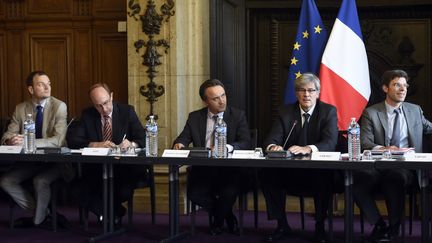 Le ministre de l'Agriculture St&eacute;phane Le Foll (2e &agrave; droite) lors d'une r&eacute;union avec les acteurs de la fili&egrave;re laiti&egrave;re, le 24 juillet 2015 &agrave; Paris. (MIGUEL MEDINA / AFP)