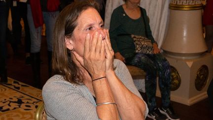 Une femme réagit aux résultats des élections lors de la soirée des démocrates organisée à l'hôtel Driskill le 6 novembre 2018 à Austin, au Texas. (SUZANNE CORDEIRO / AFP)