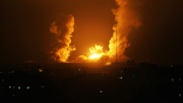 Lors d'une attaque a&eacute;rienne isra&eacute;lienne &agrave; Rafah, dans le sud de la bande de Gaza, dans la nuit du 30 juin au 1er juillet 2014.&nbsp; (SAID KHATIB / AFP)