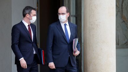 Olivier Véran, le ministre de la Santé, et Jean Castex, le Premier ministre, à la sortiedu conseil des ministres largement consacrée au Covid-19, mercredi 10 mars 2021. (LUDOVIC MARIN / AFP)