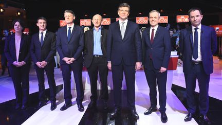 Sylvia Pinel, Manuel Valls, Vincent Peillon, Jean-Luc Bennahmias, Arnaud Montebourg, François de Rugy et Benoît Hamon, le 15 janvier 2017, avant le deuxième débat télévisé. (BERTRAND GUAY / AP / SIPA)