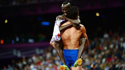 Le champion olympique Ezekiel Kemboi (Kenya) saute dans les bras du fran&ccedil;ais Mahiedine Mekhissi-Benabbad, m&eacute;daill&eacute; d'argent, &agrave; la fin de la finale du 3000m steeple, le 5 ao&ucirc;t 2012 aux JO de Londres.&nbsp; (OLIVIER MORIN / AFP)