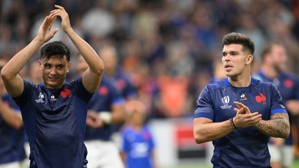 Louis Bielle-Biarrey et Matthieu Jalibert après le succès éclatant contre la Namibie (96-0), le 21 septembre 2023 à Marseille. (NICOLAS TUCAT / AFP)