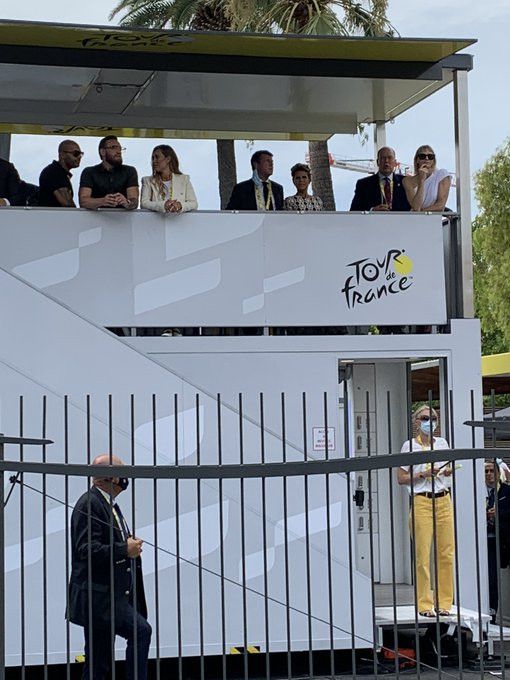 Le maire de Nice, Christian Estrosi (au centre), le souverain Albert de Monaco et son épouse Charlène (à droite) et d'autres personnalités assistent à la présentation des équipes de coureurs du Tour de France, le samedi 29 août 2020, à Nice. (JOHAN ROUQUET)