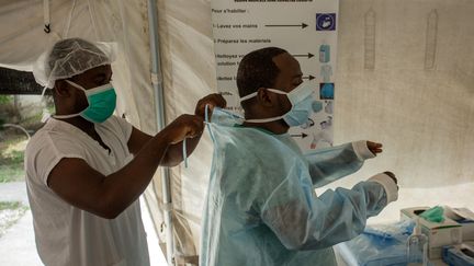 Deux membres du personnel de l'Hôpital Drouillard MSF, à Cité Soleil, en Haïti, le 3 juin 2020 (PIERRE MICHEL JEAN / AFP)