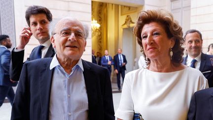 Le père d'Emmanuel Macron, Jean-Michel Macron (à gauche) et la mère du chef de l'Etat, Françoise Noguès (à droite), à Paris, le 7 mai 2022. (GONZALO FUENTES / AFP)