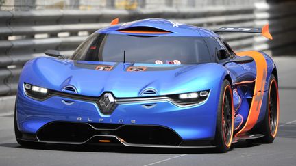 Renault pr&eacute;sente son concept-car Alpine A 110-50&nbsp;sur le circuit de Monte Carlo, le 25 mai 2012. (BORIS HORVAT / AFP)