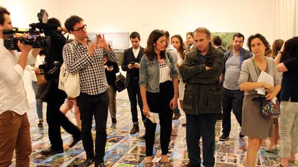 Sous l'œil d'une caméra et d'un smartphone, un Michel Houellebecq sombre et renfermé, à la Venus Gallery de New York, le 2 juin 2017
 (Christina Horsten / DPA / AFP)