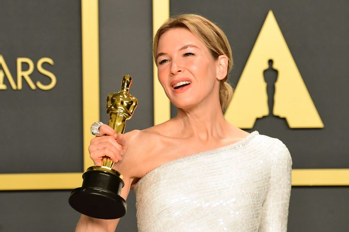 L'actrice américaine Renée Zellweger, dans la salle de presse de la 92e cérémonie des Oscars, le 9 février 2020 à Hollywood (Californie, Etats-Unis). (FREDERIC J. BROWN / AFP)