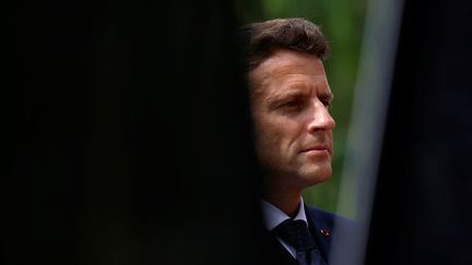 Emmanuel Macron, lors d'une cérémonie officielle, le 10 mai 2022 à Paris. (CHRISTIAN HARTMANN / POOL)