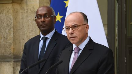 Le ministre de l'Int&eacute;rieur, Bernard Cazeneuve (&agrave; droite), a nomm&eacute;&nbsp;Kl&eacute;ber Arhoul (&agrave; gauche) coordinateur national pour l'accueil des migrants dans les villes volontaires. (LOIC VENANCE / AFP)