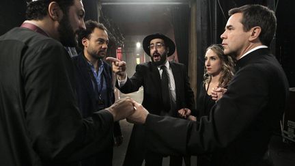 Ramzy Bedia, Fabrice Eboué, Jonathan Cohen, Audrey Lamy et Guillaume de Tonquédec explorent le vivre ensemble dans une comédie réjouissante. (TOUS DROITS RÉSERVÉS / EUROPACORP)