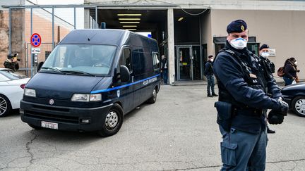 Un fourgon de l'Administration pénitentiaire quitte la prison Sant'Anna, à Modène, le 9 mars 2020 (PIERO CRUCIATTI / AFP)