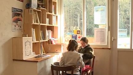 La troisième nuit de la lecture se déroule samedi 19 janvier partout en France. Initiative insolite : le bistrot d'un village dans l'Oise abrite des livres. (France 3)