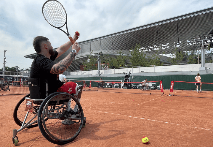 Nicolas Forgacs fait ses premiers échanges en tennis-fauteuil, le 9 juin 2023, lors de la journée "Tous en fauteuil" organisée à Roland-Garros. (ROBIN JOANCHICOY / FRANCEINFO: SPORT)