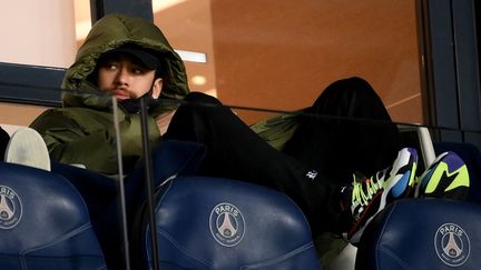 Neymar en tribune, une image régulièrement vue au Parc des Princes, comme ici le 14 mars 2021 après une blessure. (FRANCK FIFE / AFP)