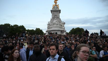 A l'annonce du décès de la reine Elizabeth II intervenue à 18h30&nbsp;le 8 septembre 2022 les londonniens, émus, se&nbsp;sont rassemblés&nbsp;devant le palais de Buckingham (Royaume-Uni).&nbsp; (DANIEL LEAL / AFP)